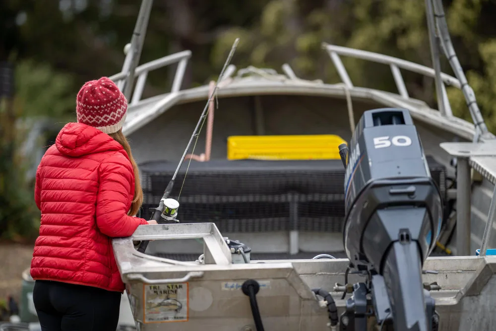 Hur fungerar en utombordsmotor? En komplett guide för nybörjare